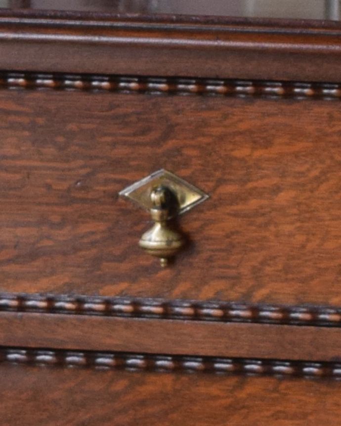 アンティークのドレッサー アンティーク家具 オーク材の上品な英国アンティーク、和室にも似合うドレッシングチェスト。こんな所もアンティークらしさ取っ手のデザインもアンティークらしさがたっぷり。(m-590-f)