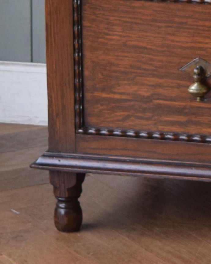 アンティークのドレッサー アンティーク家具 オーク材の上品な英国アンティーク、和室にも似合うドレッシングチェスト。女性1人でラクラク運べちゃう仕掛けHandleのアンティークは、脚の裏にフェルトキーパーをお付けしています。(m-590-f)