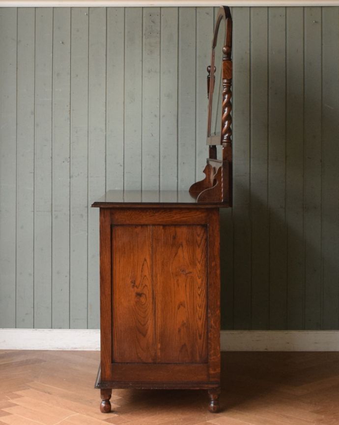 アンティークのドレッサー アンティーク家具 オーク材の上品な英国アンティーク、和室にも似合うドレッシングチェスト。横から見てもステキもちろん横から見られてもいいようにしっかり修復してあります。(m-590-f)