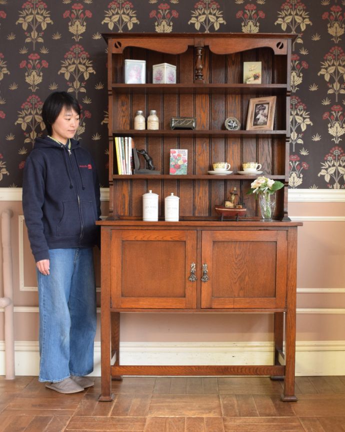 アンティークのキャビネット　アンティーク家具　アンティークの英国輸入家具、お部屋の顔になるウェルッシュドレッサー（食器棚）。アンティークらしい「見せる」収納家具ウェルシュドレッサーとは、もともとキッチンで使われていたお料理を飾り付け（ドレッシング）するための家具。(m-591-f)