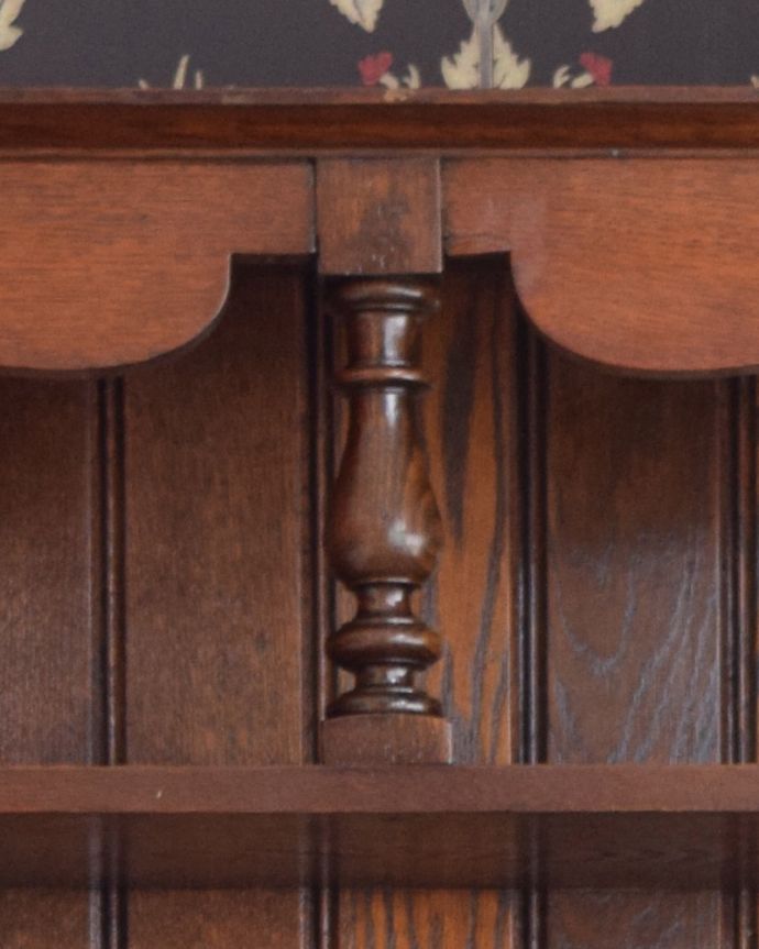 アンティークのキャビネット　アンティーク家具　アンティークの英国輸入家具、お部屋の顔になるウェルッシュドレッサー（食器棚）。惚れ惚れしちゃう美しさこんなに堅い無垢材に一体どうやって彫ったんだろう？と不思議になるくらい細かい彫にうっとりです。(m-591-f)