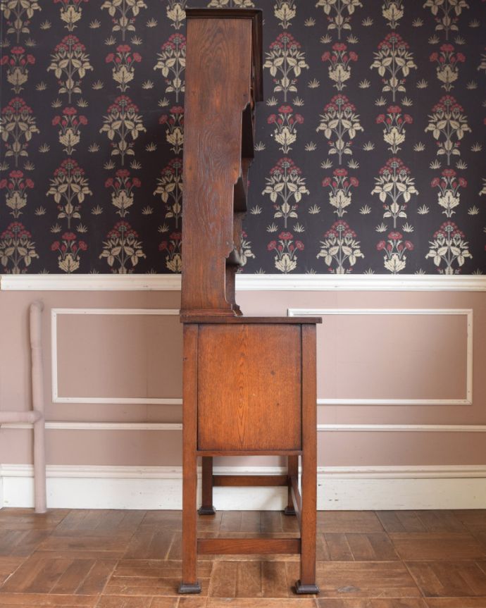 アンティークのキャビネット　アンティーク家具　アンティークの英国輸入家具、お部屋の顔になるウェルッシュドレッサー（食器棚）。横から見てもステキもちろん横もキレイに修復していますので、横顔だって美しいんです。(m-591-f)