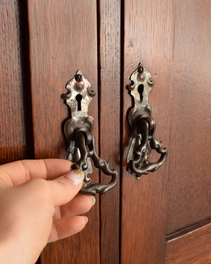 アンティークのキャビネット　アンティーク家具　アンティークの英国輸入家具、お部屋の顔になるウェルッシュドレッサー（食器棚）。扉を開ける度にワクワク美しいデザインの取っ手。(m-591-f)