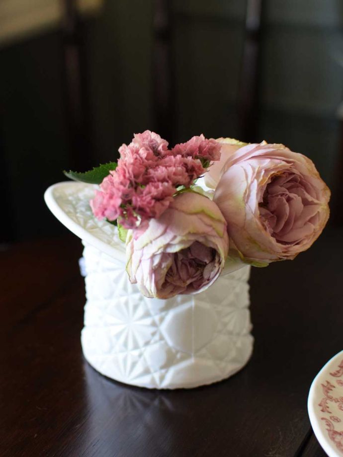 アンティークミルクガラスの花瓶 アンティークのミルクガラスの花器、帽子型の可愛いフラワーベース(m