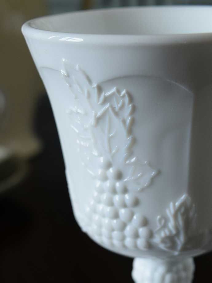 真っ白なアンティークのグラス
