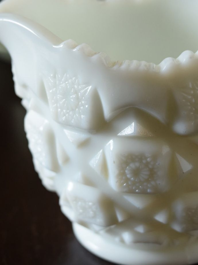 アンティークガラスのピッチャー