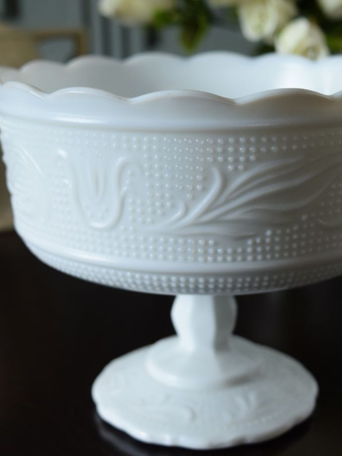 アンティークのミルクガラスの食器、リーフ×お花模様が優雅な白い脚