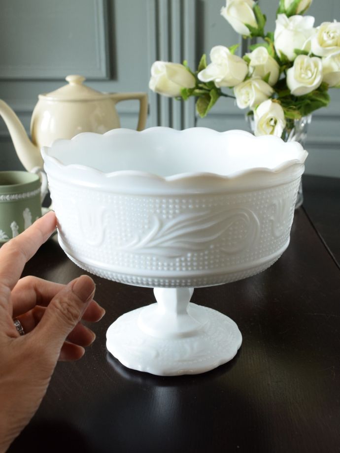 アンティークのミルクガラスの食器、リーフ×お花模様が優雅な白い脚