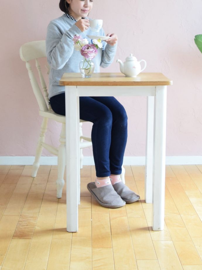 アンティークのサイドテーブル