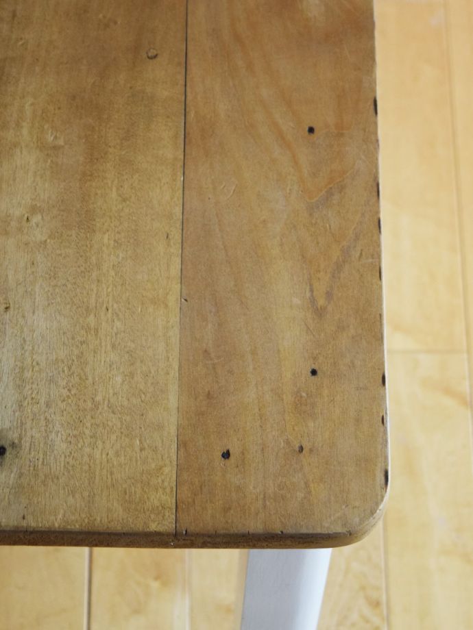 アンティークテーブルらしい木目