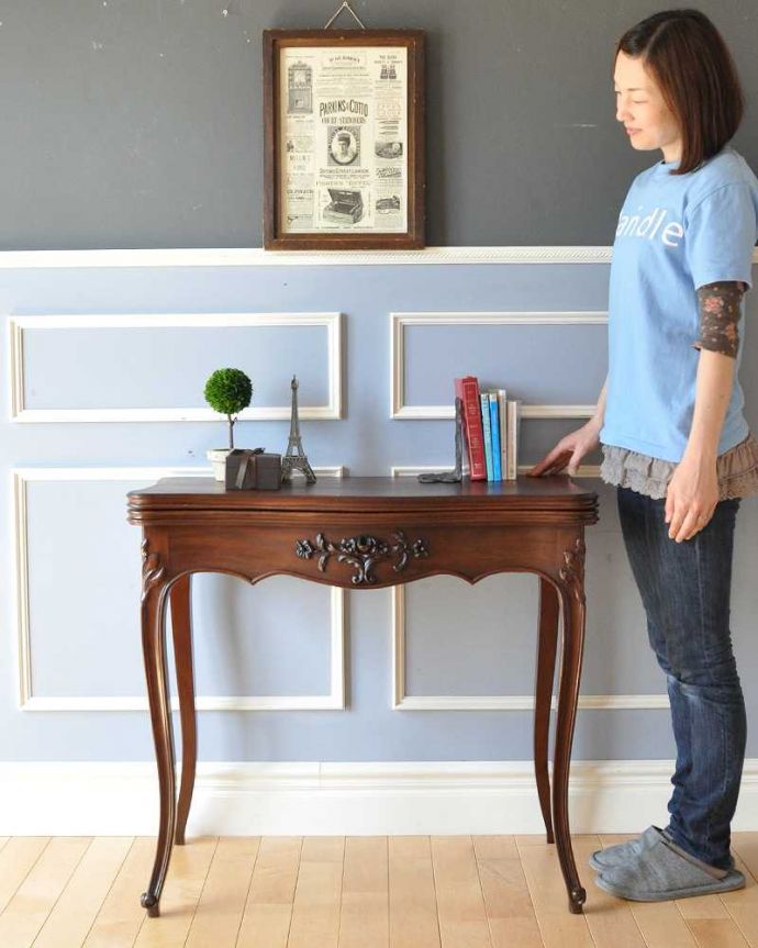 アンティークのテーブル　アンティーク家具　お花の装飾が女性らしい、フランス輸入のアンティーク　ゲームテーブル。壁からお部屋を彩ってくれるアンティーク家具天板も引き出しもどっちも主役のゲームテーブル。(m-598-f)