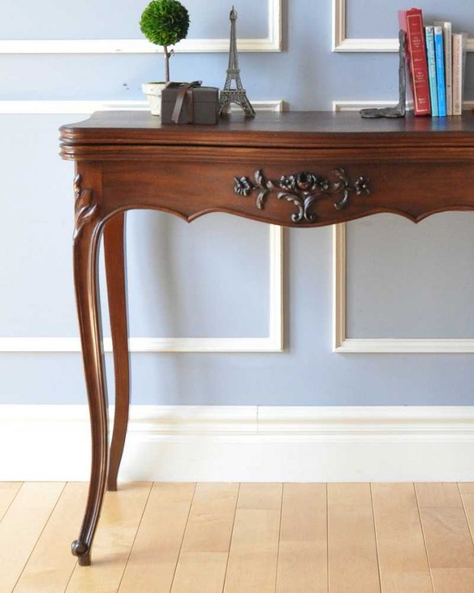 アンティークのテーブル　アンティーク家具　お花の装飾が女性らしい、フランス輸入のアンティーク　ゲームテーブル。アンティークらしい華やかなデザイン優雅なデザインのアンティーク家具は、壁の前に置くだけで、お部屋の中がグンッと格上げされます。(m-598-f)