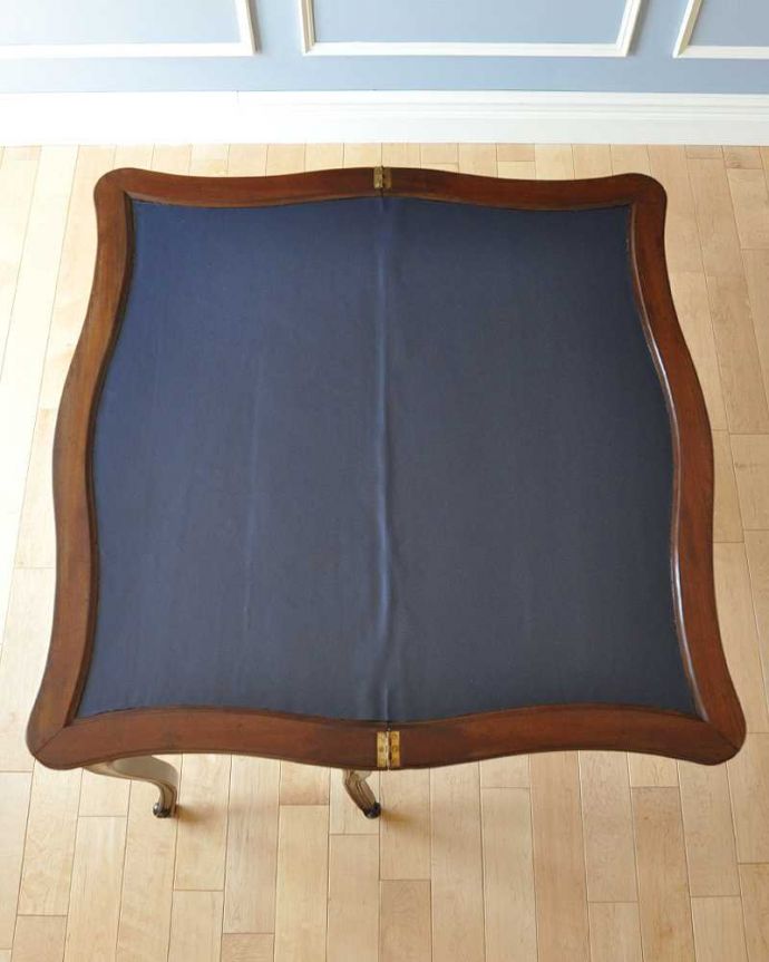 アンティークのテーブル　アンティーク家具　お花の装飾が女性らしい、フランス輸入のアンティーク　ゲームテーブル。ゲーム天板がでてきますこのテーブルは、２WAYタイプ。(m-598-f)