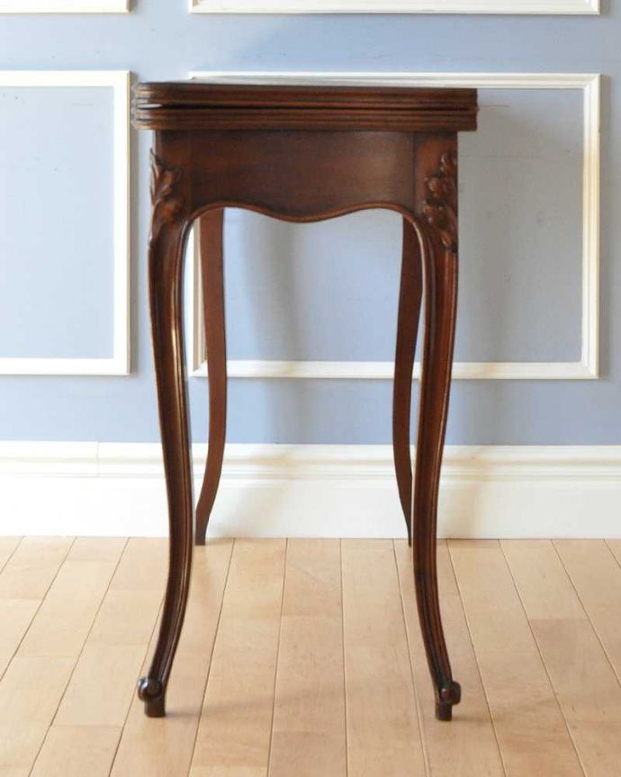 アンティークのテーブル　アンティーク家具　お花の装飾が女性らしい、フランス輸入のアンティーク　ゲームテーブル。横から見てもステキサイドはすっきり。(m-598-f)