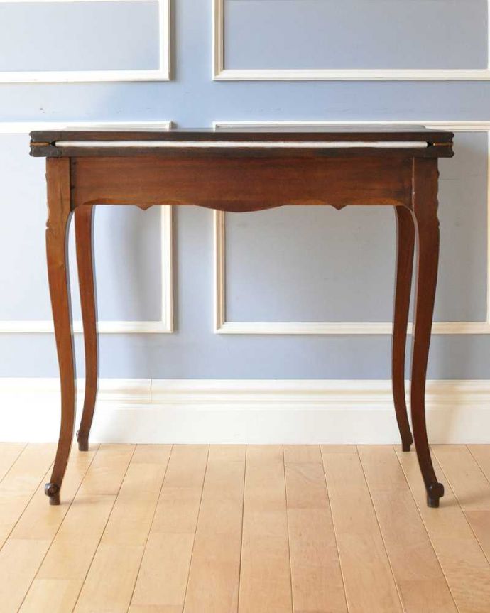 アンティークのテーブル　アンティーク家具　お花の装飾が女性らしい、フランス輸入のアンティーク　ゲームテーブル。後ろ姿にも自信があります。(m-598-f)