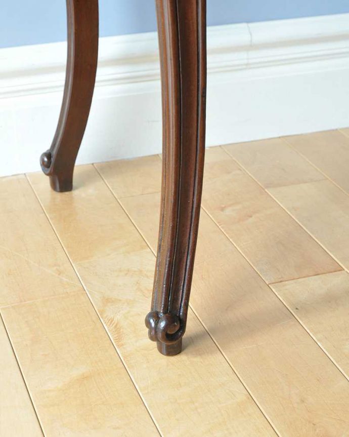 アンティークのテーブル　アンティーク家具　お花の装飾が女性らしい、フランス輸入のアンティーク　ゲームテーブル。持ち上げなくても移動できます！Handleのアンティークは、脚の裏にフェルトキーパーをお付けしていますので、床を滑らせてれば女性1人でも移動が簡単です。(m-598-f)