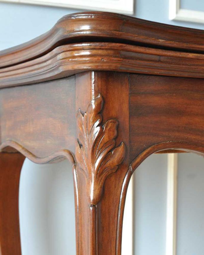 アンティークのテーブル　アンティーク家具　お花の装飾が女性らしい、フランス輸入のアンティーク　ゲームテーブル。惚れ惚れしちゃう美しさこんなに堅い無垢材に一体どうやって彫ったんだろう？と不思議になるくらい細かい彫にうっとりです。(m-598-f)