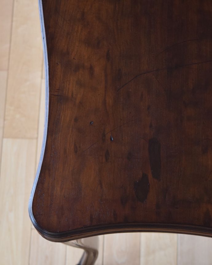 アンティークのテーブル　アンティーク家具　お花の装飾が女性らしい、フランス輸入のアンティーク　ゲームテーブル。修復には自信がありますHandleでは専門の職人が修復する際、古い塗装を剥離してキレイにお直ししています。(m-598-f)