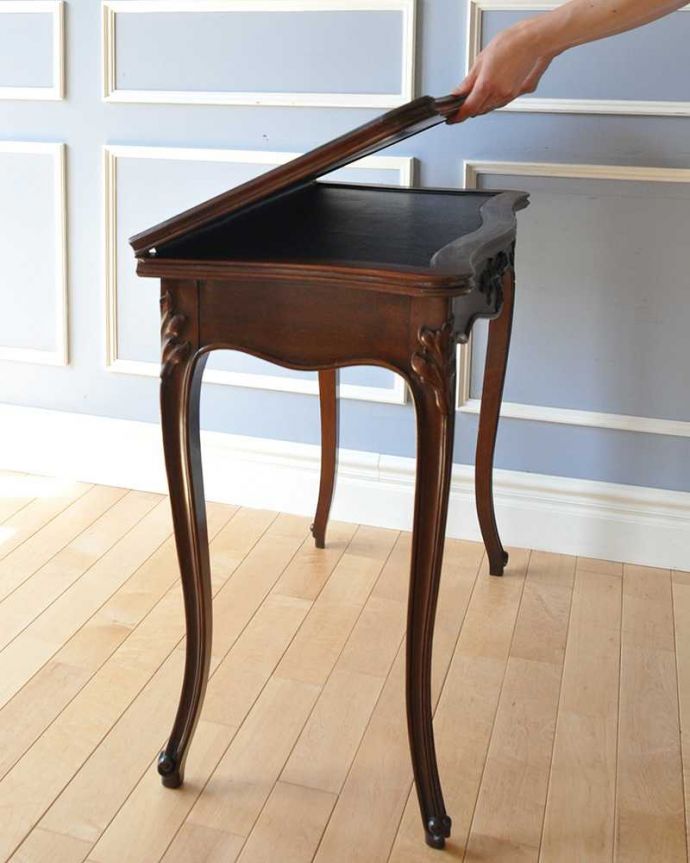 アンティークのテーブル　アンティーク家具　お花の装飾が女性らしい、フランス輸入のアンティーク　ゲームテーブル。簡単に開きます女性１人で、簡単に天板を開くことができます。(m-598-f)