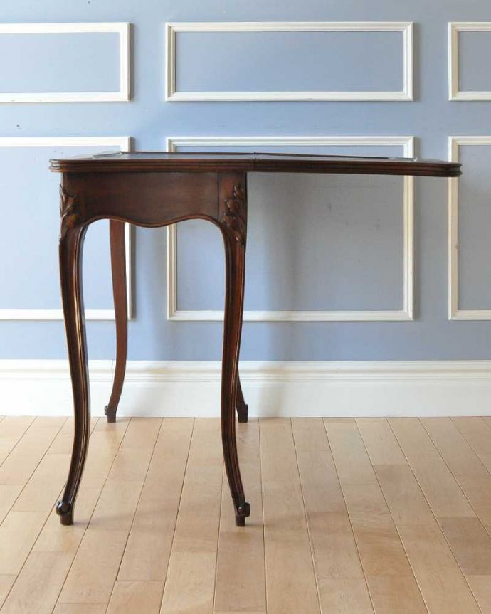 アンティークのテーブル　アンティーク家具　お花の装飾が女性らしい、フランス輸入のアンティーク　ゲームテーブル。天板を開くと見え方も変わりますもちろん常に開いた状態でもお使いいただけます。(m-598-f)