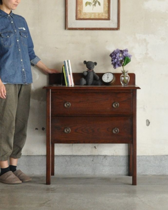 アンティークのチェスト　アンティーク家具　アンティーク英国輸入家具、気軽に使える小さなサイドチェスト （２段）。小さくても一人前。(m-600-f)