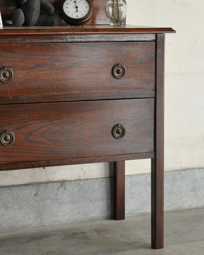 アンティークのチェスト　アンティーク家具　アンティーク英国輸入家具、気軽に使える小さなサイドチェスト （２段）。木目で勝負！アンティークだから手に入る素材のよさシンプルなデザインなのに惹きつけられちゃう一番の魅力は、やはり使われている素材。(m-600-f)