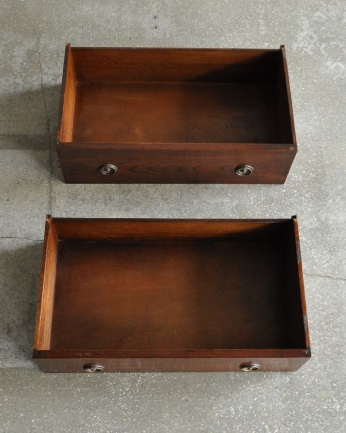 アンティークのチェスト　アンティーク家具　アンティーク英国輸入家具、気軽に使える小さなサイドチェスト （２段）。引き出しの中もとってもキレイですチェストで一番気になるのはやはり引き出しの中。(m-600-f)