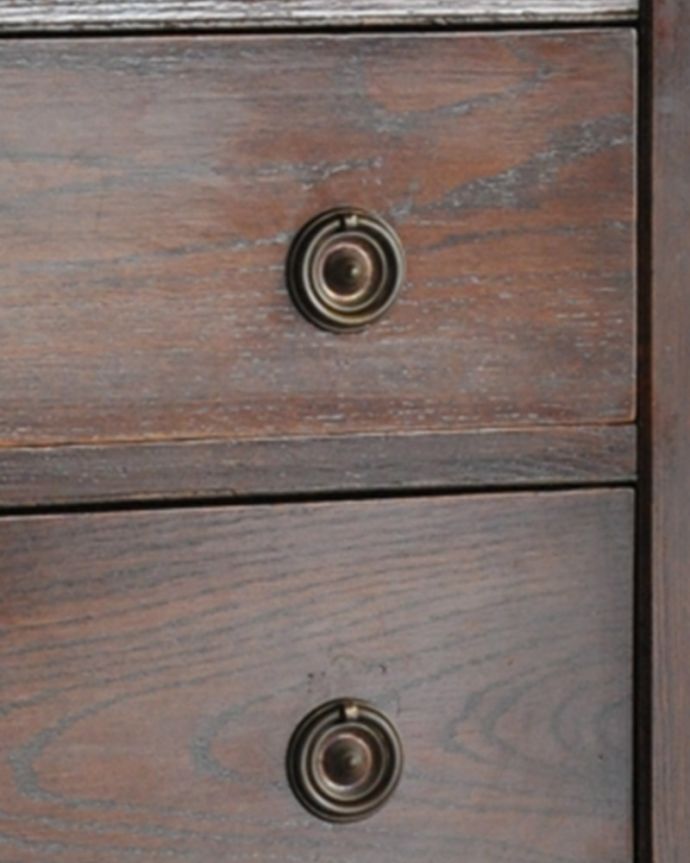アンティークのチェスト　アンティーク家具　アンティーク英国輸入家具、気軽に使える小さなサイドチェスト （２段）。アンティークらしい取っ手取っ手のデザインまで高級感があるアンティーク家具。(m-600-f)