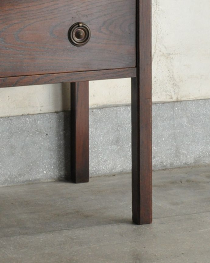 アンティークのチェスト　アンティーク家具　アンティーク英国輸入家具、気軽に使える小さなサイドチェスト （２段）。女性1人でラクラク運べちゃう仕掛けHandleのアンティーク家具は、脚の裏にフェルトキーパーをお付けしています。(m-600-f)