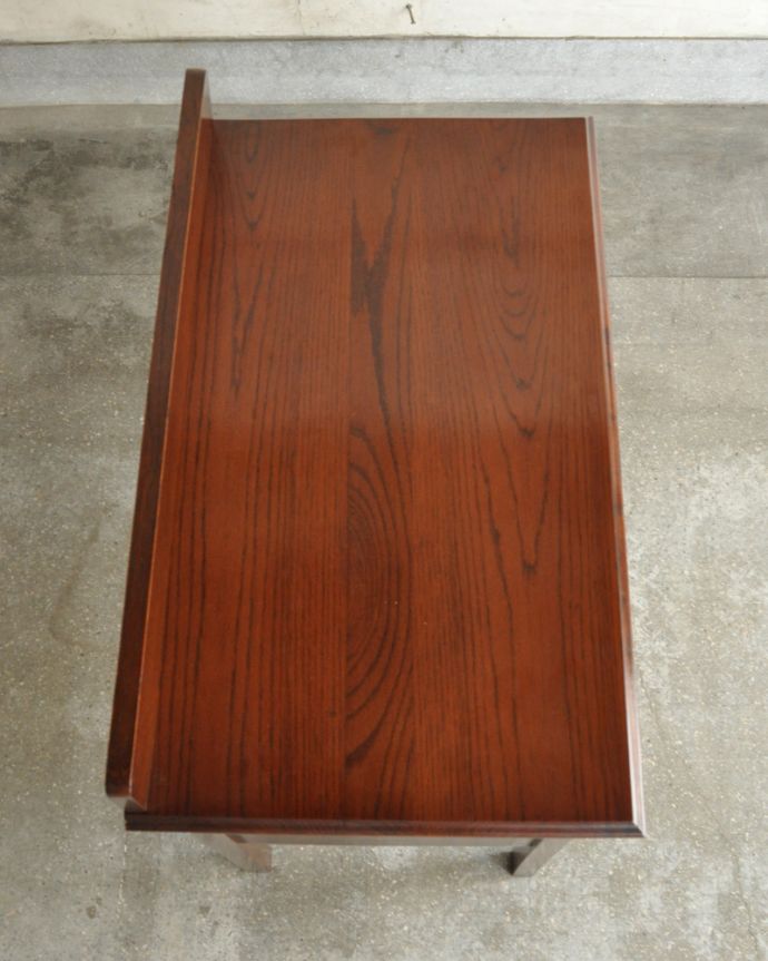 アンティークのチェスト　アンティーク家具　アンティーク英国輸入家具、気軽に使える小さなサイドチェスト （２段）。ピカピカに仕上げましたベッドやソファの横でモノを置いて使えるように、修復する時、天板の塗装もキレイに仕上げました。(m-600-f)