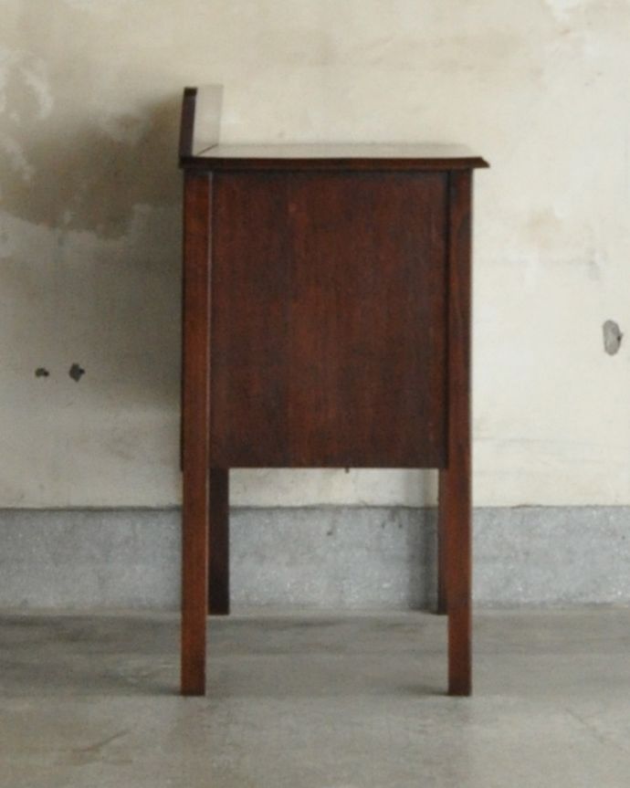 アンティークのチェスト　アンティーク家具　アンティーク英国輸入家具、気軽に使える小さなサイドチェスト （２段）。横から見てもキレイですもちろん、横顔だってキレイ！どこから見ても絵になります。(m-600-f)