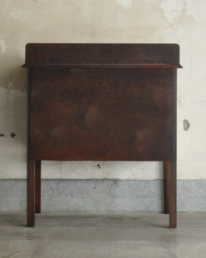 アンティークのチェスト　アンティーク家具　アンティーク英国輸入家具、気軽に使える小さなサイドチェスト （２段）。後ろ姿も見て下さいアンティークは新品ではないので、もちろん経年変化によるキズはありますが、専門の職人が修復しました。(m-600-f)