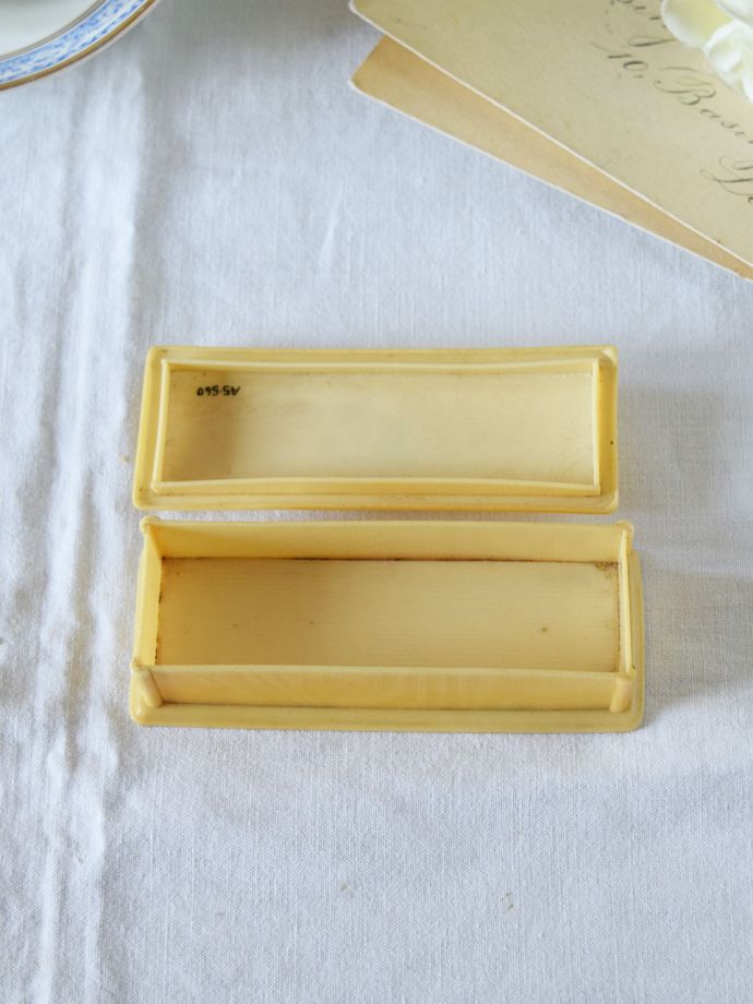 フランスで見つけたアンティークの小物入れ、セルロイドのトリンケット