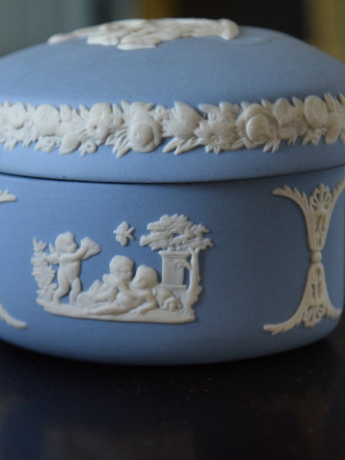 希少 レア  ウェッジウッド　ピーターラビット　ブルージャスパー　小物入れ ペールブルーのジャスパーウェア、英国アンティークのウェッジウッドの