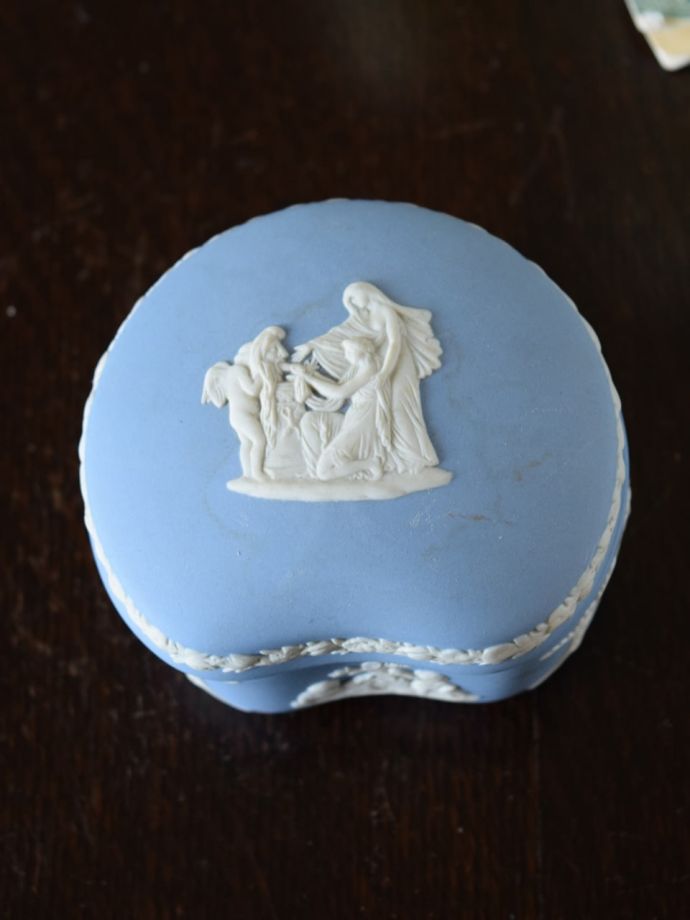 ペールブルーのジャスパーウェア、英国アンティークのウェッジウッドの
