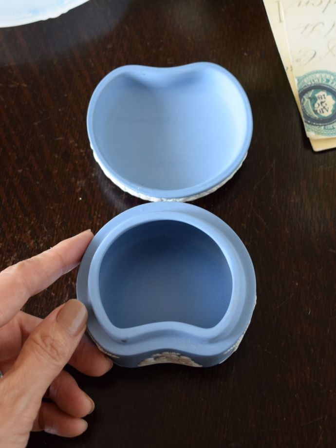 ペールブルーのジャスパーウェア、英国アンティークのウェッジウッドの