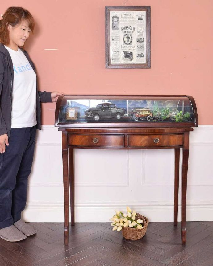 めずらしい家具 アンティーク家具 英国輸入アンティーク家具、曲面ガラスが素敵なディスプレイキャビネット(ミラー付きショーケース)。ショーケースのように、お気に入りの雑貨や食器を並べてみましょう。(m-602-f)