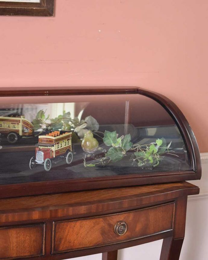 めずらしい家具 アンティーク家具 英国輸入アンティーク家具、曲面ガラスが素敵なディスプレイキャビネット(ミラー付きショーケース)。曲面ガラスが中のコレクションをより魅力的に見せてくれます。(m-602-f)