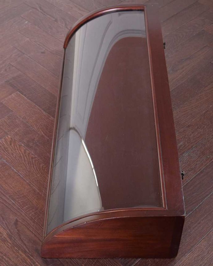 めずらしい家具 アンティーク家具 英国輸入アンティーク家具、曲面ガラスが素敵なディスプレイキャビネット(ミラー付きショーケース)。内部の底板には黒のベルベット生地が張られています。(m-602-f)