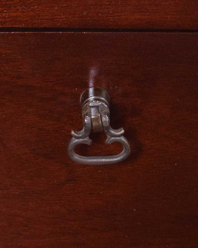 めずらしい家具 アンティーク家具 英国輸入アンティーク家具、曲面ガラスが素敵なディスプレイキャビネット(ミラー付きショーケース)。裏側に2ヶ所取っ手が付いています。(m-602-f)