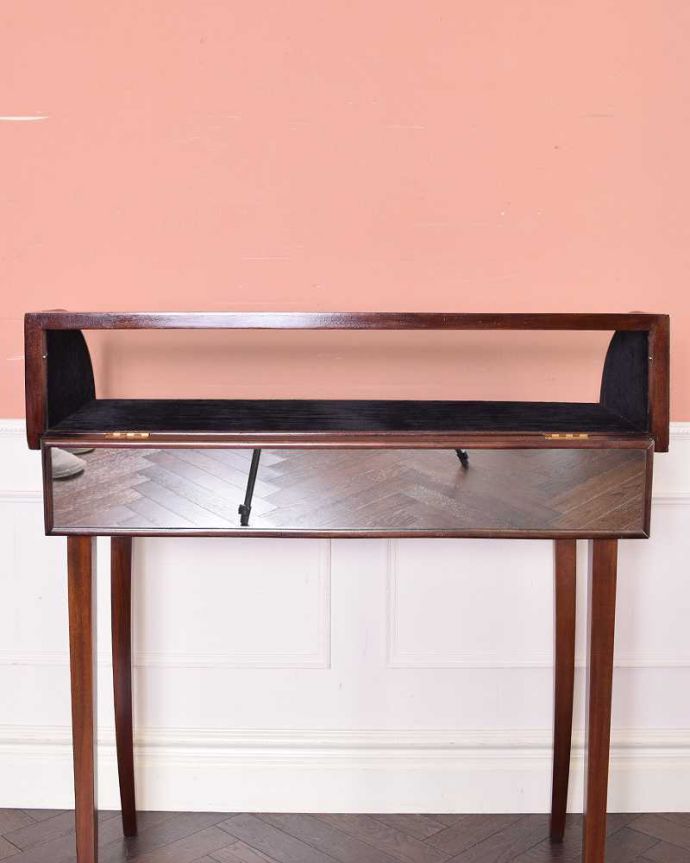 めずらしい家具 アンティーク家具 英国輸入アンティーク家具、曲面ガラスが素敵なディスプレイキャビネット(ミラー付きショーケース)。背板にはミラーが貼られていて、コレクションをより美しく魅せてくれます。(m-602-f)