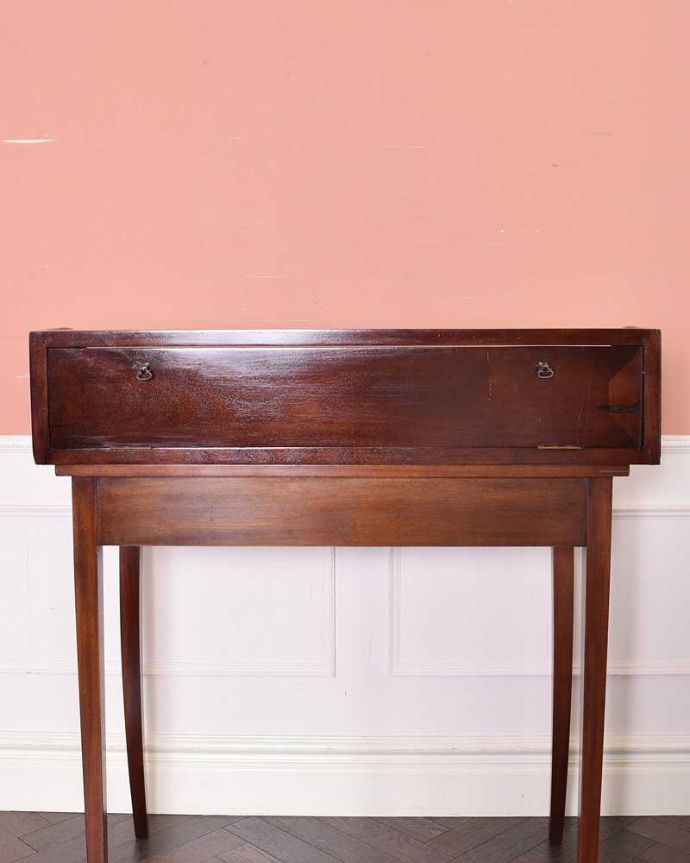 めずらしい家具 アンティーク家具 英国輸入アンティーク家具、曲面ガラスが素敵なディスプレイキャビネット(ミラー付きショーケース)。アンティークは新品ではないので、もちろん経年変化によるキズはありますが、専門の職人が目立たないようキレイにお直しをしているので、後姿までキレイです。(m-602-f)