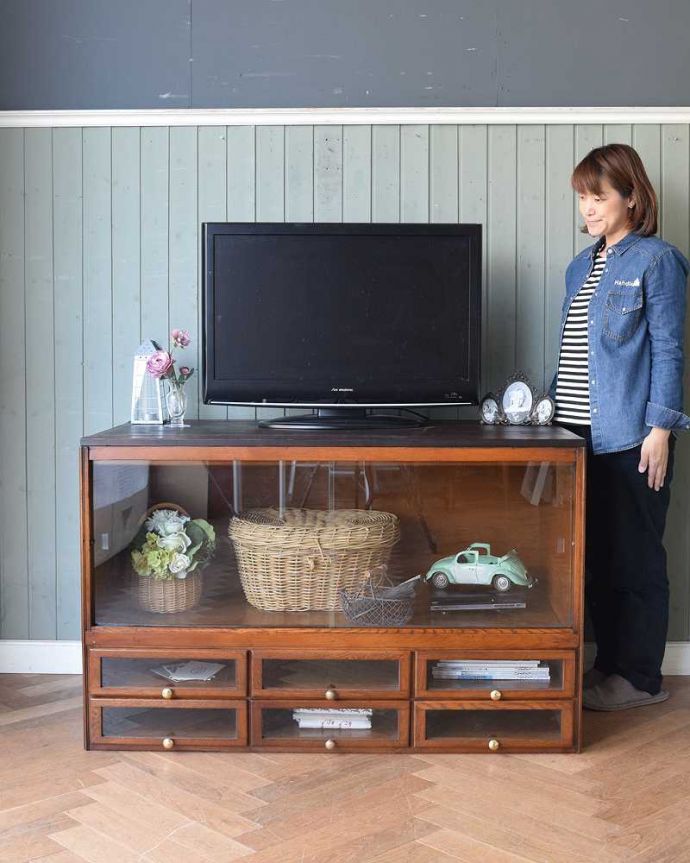 サイドボード　アンティーク家具　英国輸入のアンティークシャツキャビネット（ショップキャビネット）。シンプルな中に感じられるあたたかさスッキリとカッコイイ雰囲気が素敵なキャビネット。(m-603-f)