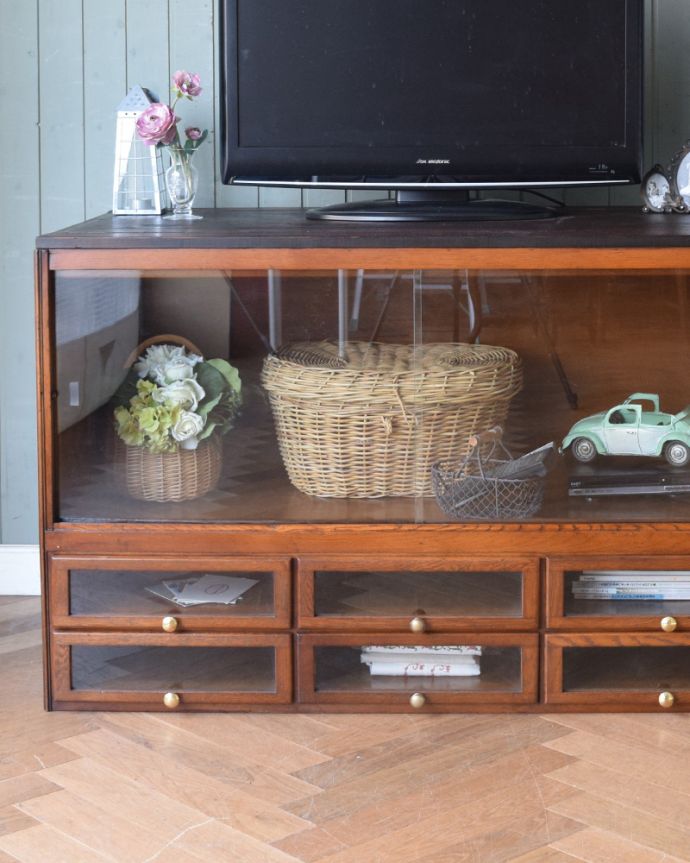 サイドボード　アンティーク家具　英国輸入のアンティークシャツキャビネット（ショップキャビネット）。ガラス越しに中をのぞいてみると･･･中に入れたものが、なんだかちょっと高級に見えちゃうんです。(m-603-f)