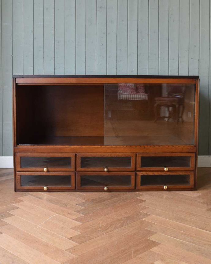 サイドボード　アンティーク家具　英国輸入のアンティークシャツキャビネット（ショップキャビネット）。慣れ親しんだ引き戸タイプのたっぷり収納扉は日本人の私たち向けに引き戸。(m-603-f)