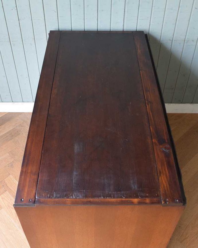 サイドボード　アンティーク家具　英国輸入のアンティークシャツキャビネット（ショップキャビネット）。上から形を見てみましょうキャビネットの形はこんな感じです。(m-603-f)