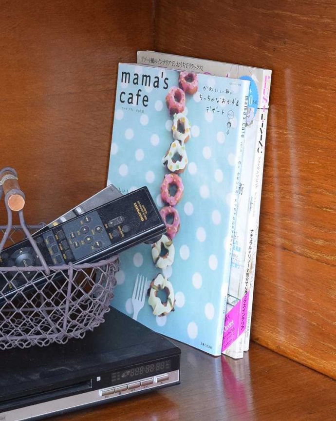 サイドボード　アンティーク家具　英国輸入のアンティークシャツキャビネット（ショップキャビネット）。扉の中は収納たっぷりA4サイズの雑誌までしっかり収納出来ちゃう大きさ。(m-603-f)