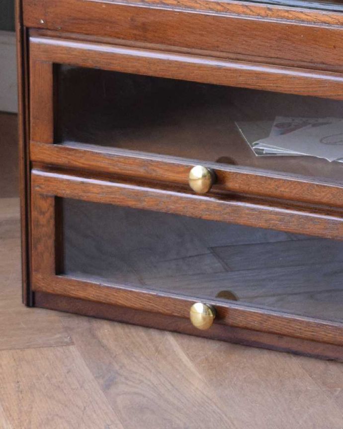 サイドボード　アンティーク家具　英国輸入のアンティークシャツキャビネット（ショップキャビネット）。デザインの一部になっていますオシャレな取っ手のデザインは、家具のデザインの一部。(m-603-f)