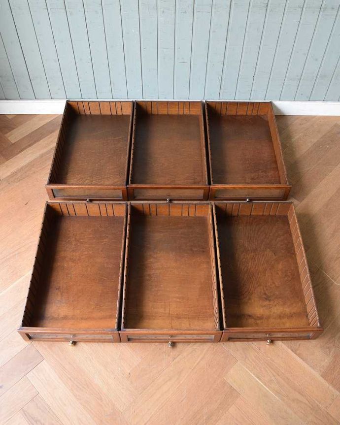 サイドボード　アンティーク家具　英国輸入のアンティークシャツキャビネット（ショップキャビネット）。引き出しの中もキレイに修復しました！引き出しも、もちろん職人がキレイにお直しました。(m-603-f)