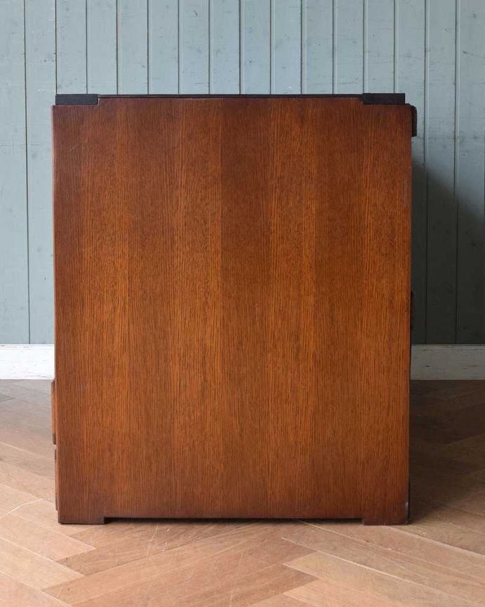 サイドボード　アンティーク家具　英国輸入のアンティークシャツキャビネット（ショップキャビネット）。横から見てもスッキリどこから見てもスッキリとしてステキ。(m-603-f)